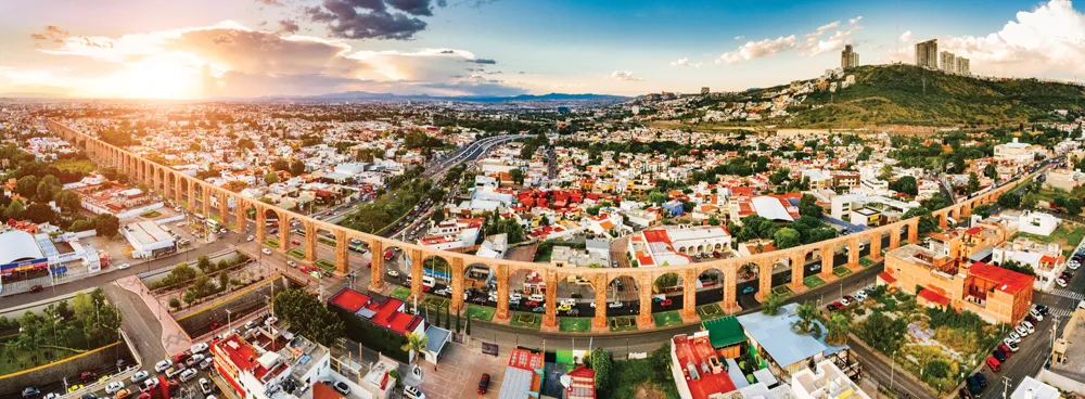 Los Arcos, Santiago de Querétaro©iStockphoto/ferrantraite