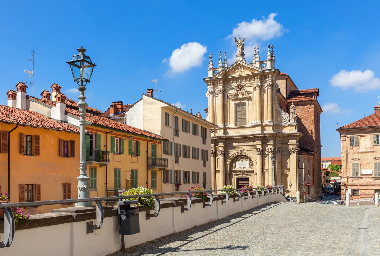 La ville de Bra dans le Piémont, en Italie du Nord, d'où est parti le mouvement "Slow Food"  © iStock / rglinsky