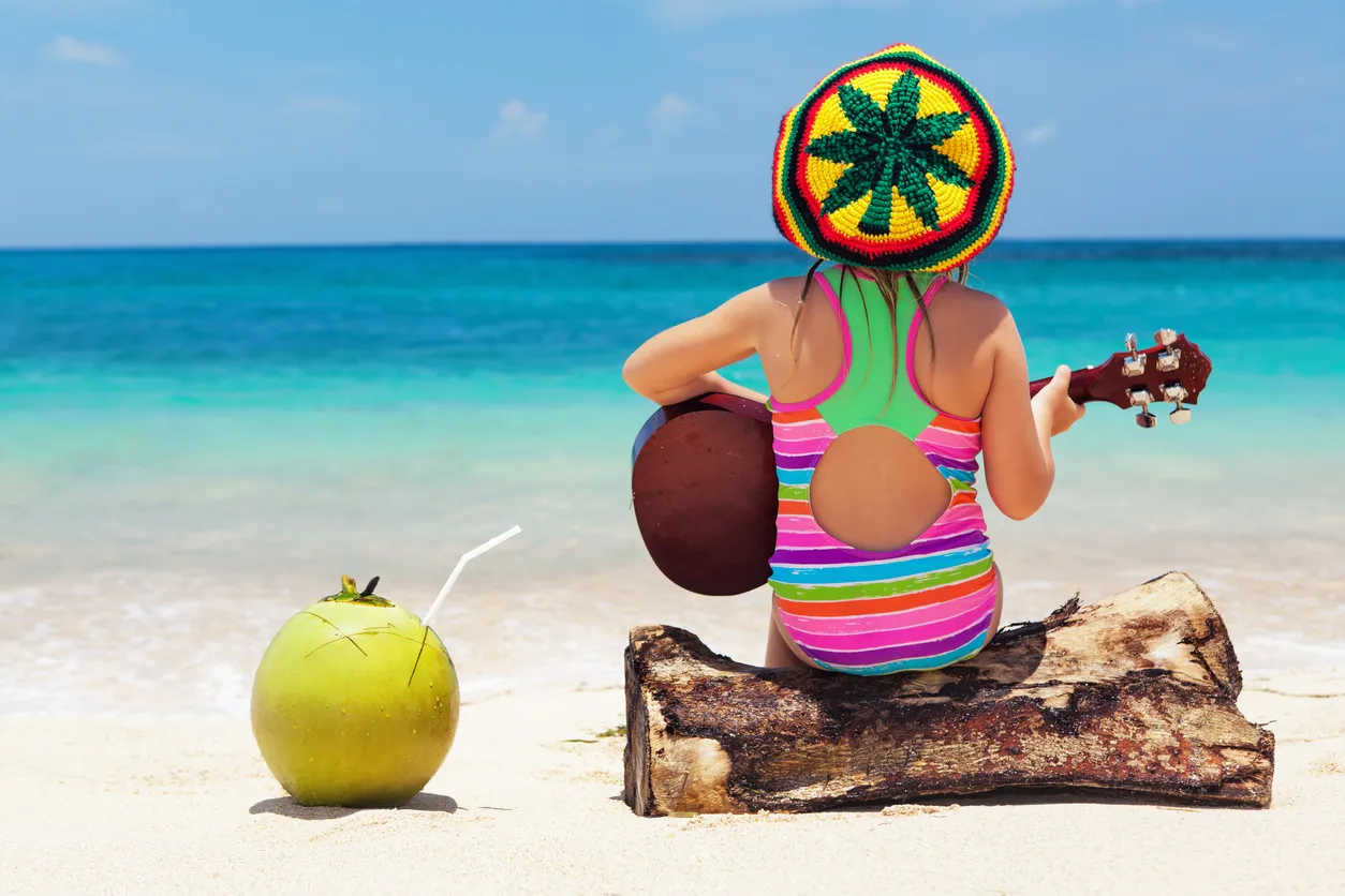 Une plage de la Jamaïque, soleil, eaux cristallines et musique envoûtante, un véritable cocktail de rêve! Photo © iStock - Bicho_raro