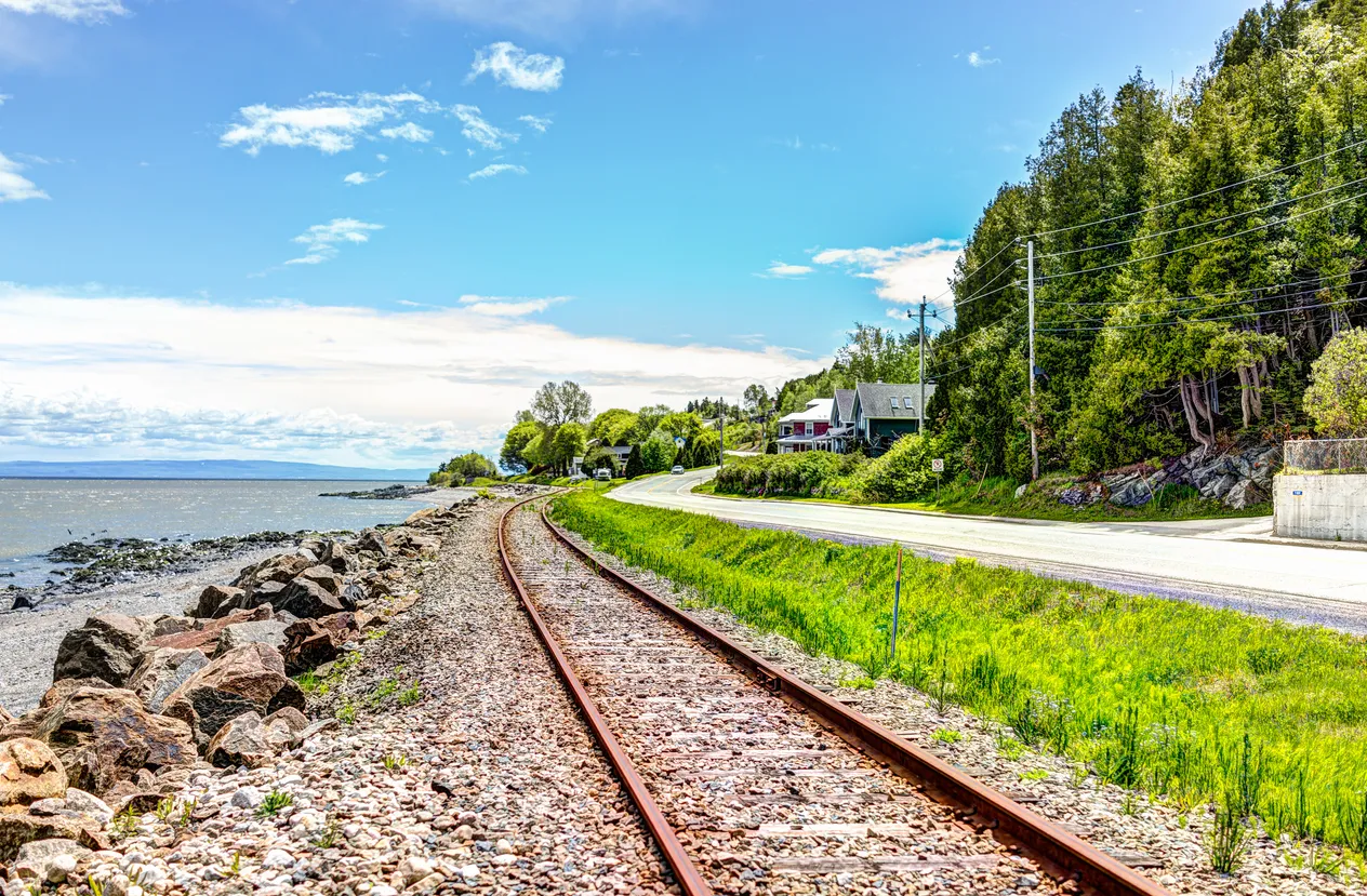 La voie du train de Charlevoix près de Saint-Irénée, qui accueille le Festival international de musique au Domaine Forget © iStock / krblokhin