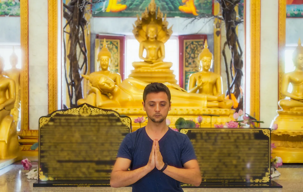 Un homme méditant au  Wat Chalong à Phuket, Thaïlande.  © iStock / byakkaya