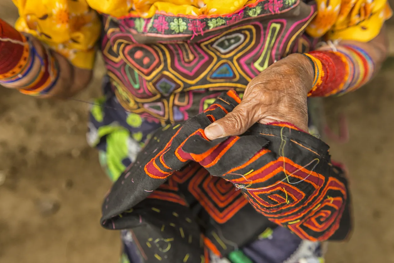 Femme kuna confectionnant un mola - photo © iStock-helovi