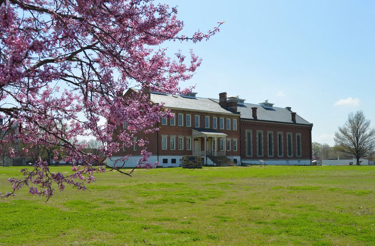 Fort Smith Historic Site, qui fut une étape de la Piste des Larmes © iStock / mcpuckette