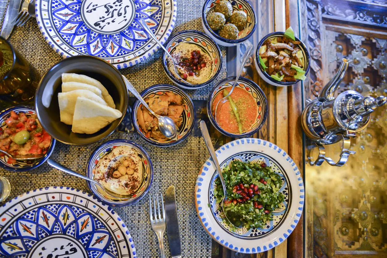 Plats de mezzé - photo © iStock-BrasilNut1