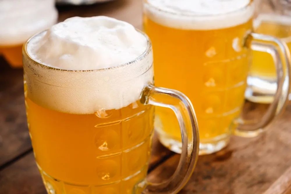 Gros plan sur deux chopes de bière | © BravissimoS