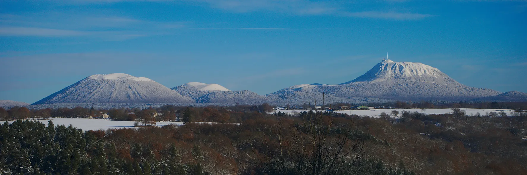 Le Puy de Dôme et le Puy de Côme enneigés © iStock / Frederic Hodiesne