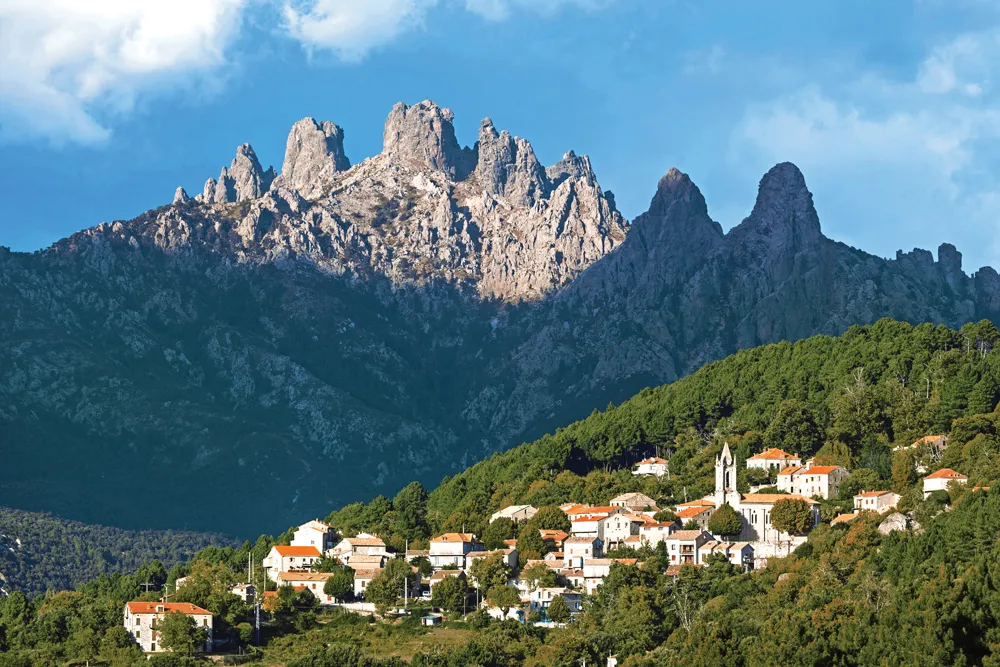 Aiguilles de Bavella et village de Zonza, au sud-est de la Corse | © iStockphoto.com/Beboy_ltd