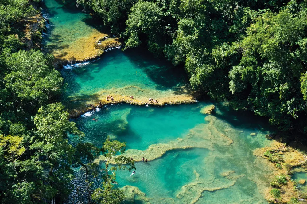 Le Parque Natural Semuc Champey | iStockphoto.com/hbrizard