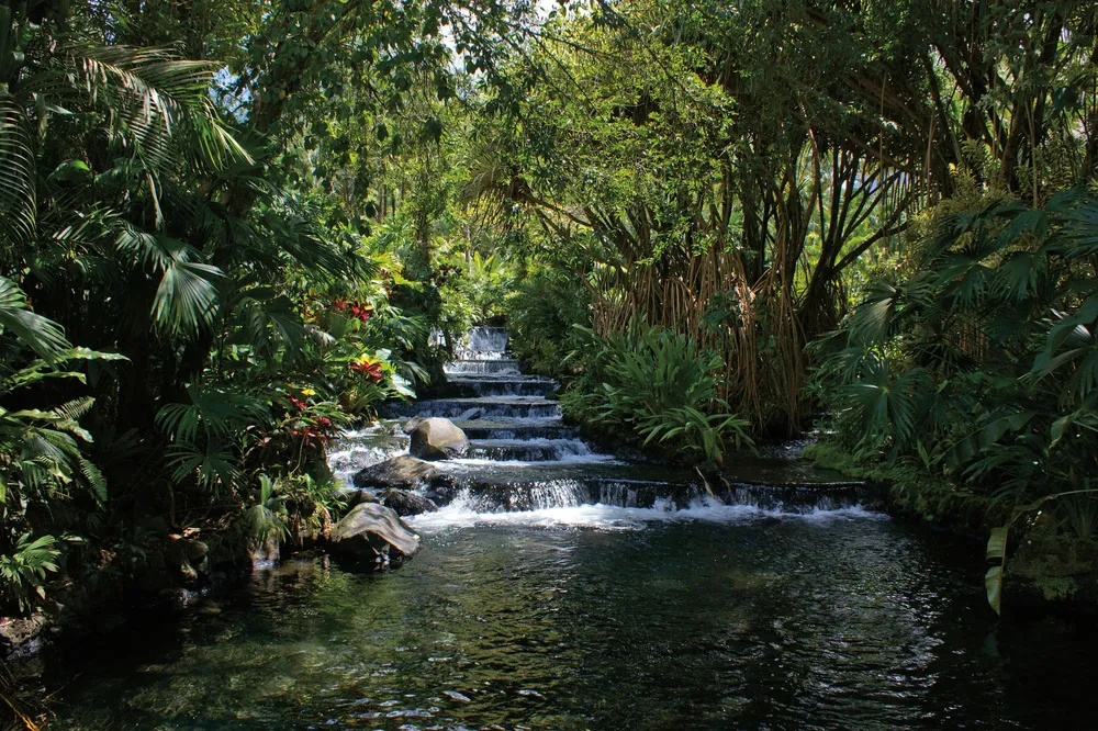 Une source d’eau chaude au Tabacón Grand Spa Thermal Resort. | © iStockphoto.com/CharlieMIllerKB